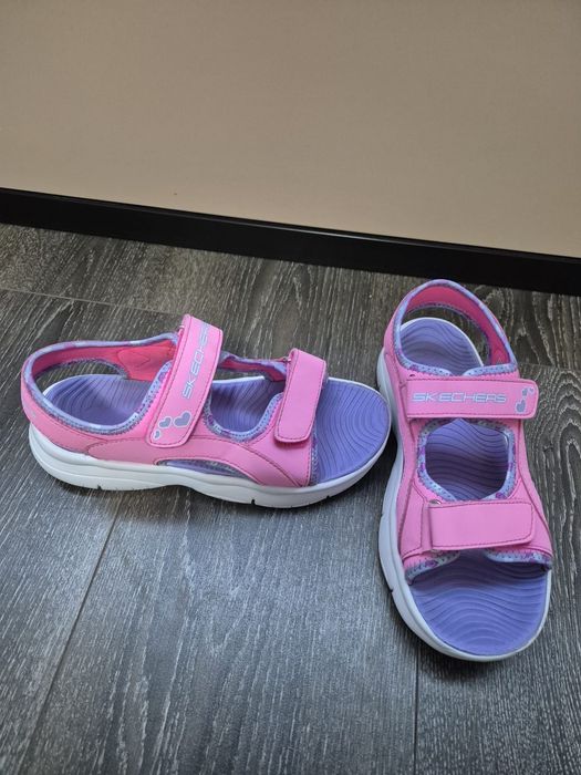 Vând sandale Skechers fetite