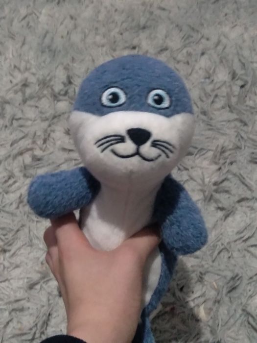 Кроме тюленя ещё будет идти в подарок игрушка в виде собаки