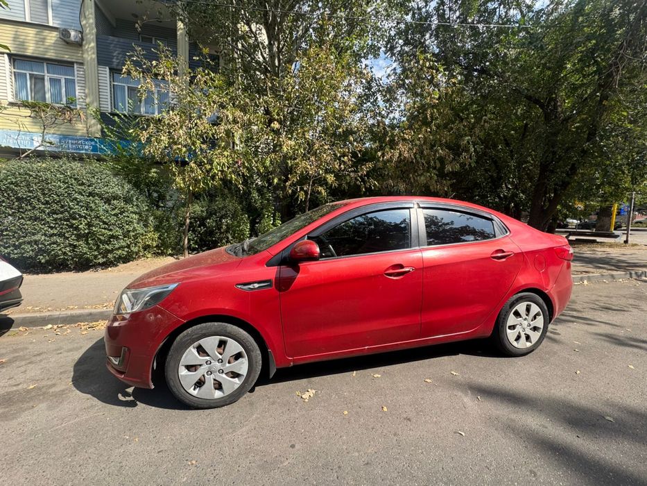 продаю машину kia rio 2012