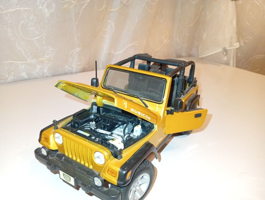 Моделите са в мащаб  1:18 и 1:24