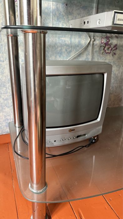 телевизор + 1 маленький ,panasonic рабочий , отдам вместе с dvd