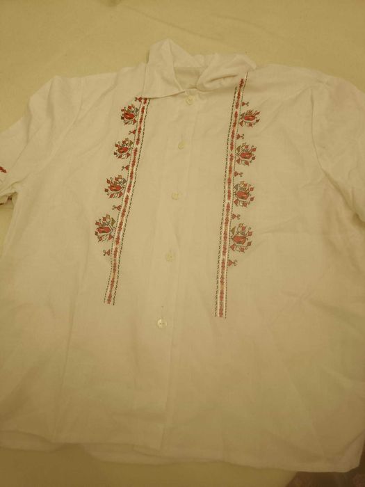 Costume populare lucrate manual.