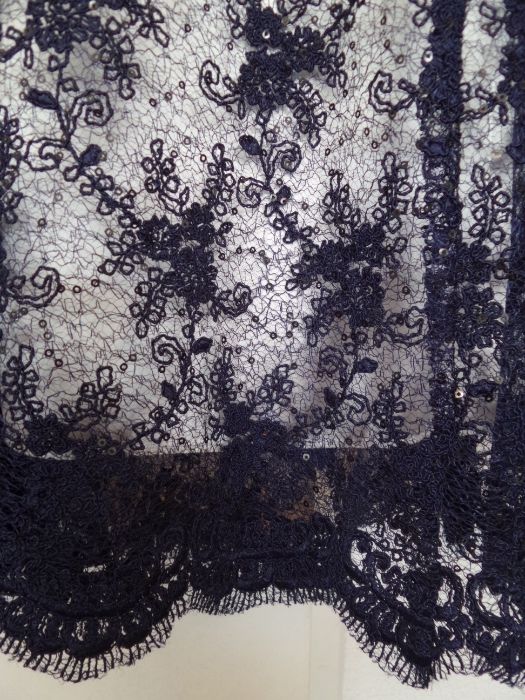 Официална рокля. Фина материя. Изключително елегантна и ефектна.