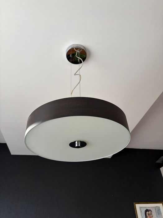 Красива дизайнерска лампа с калено стъкло – стилен акцент за дома