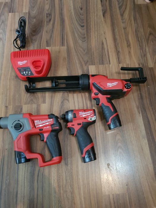 Set Milwaukee impact,rotopercutor si pistol de silicon