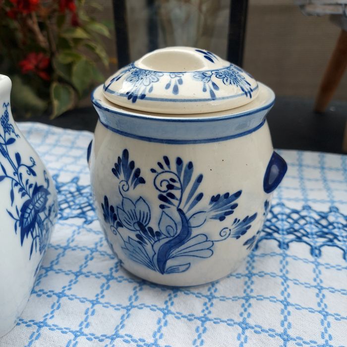 Порцеланов буркан ,коктиери, покривка