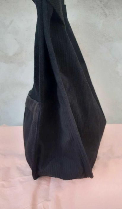 Geanta neagra din catifea raiata in stil boho/sport