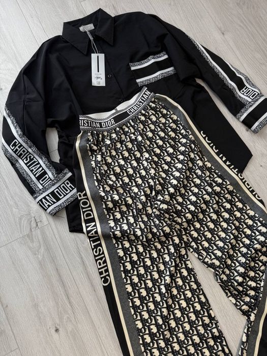 Compleu pentru dama 
Marimi xl
Preț 290 lei
Adaos max 40 lei