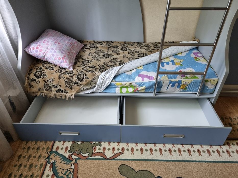 Двухъярусная кровать