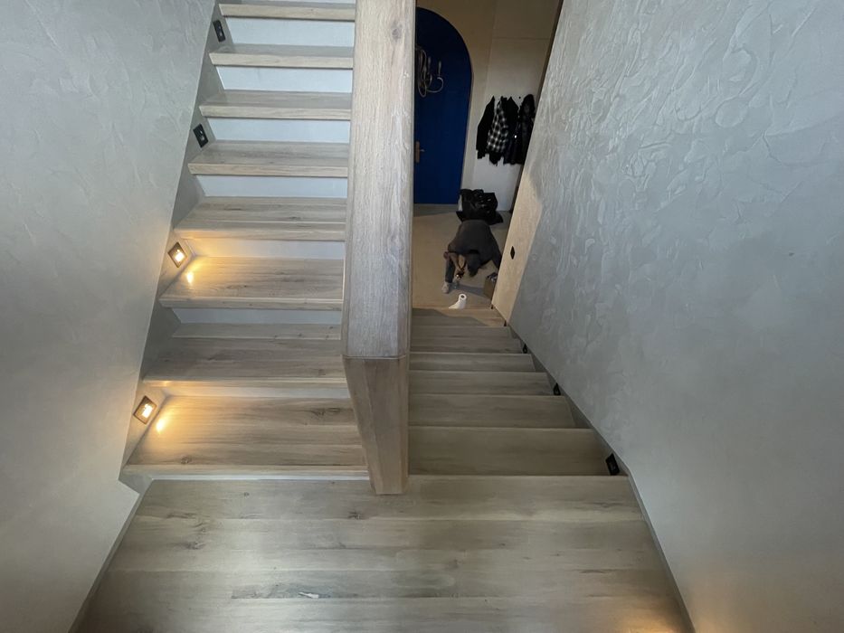 Scari de interior din lemn masiv (trepte / contratrepte) stejar/frasin