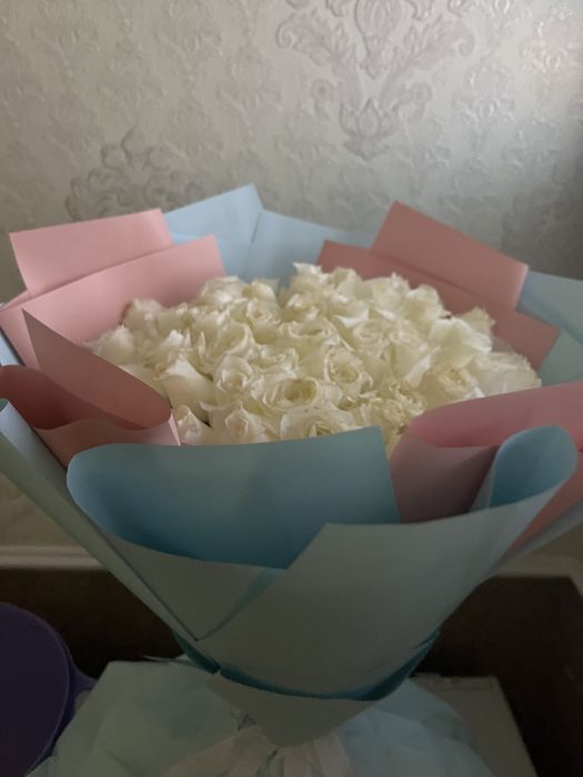 Продам цветы хороший 2шт белый и красный роза