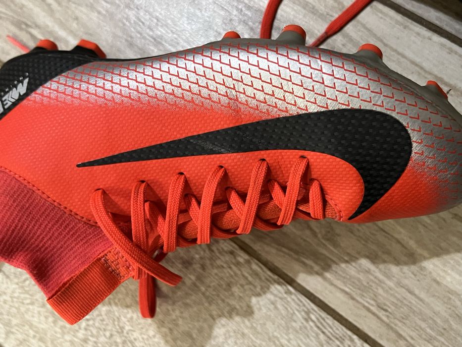 Бутонки найк червени