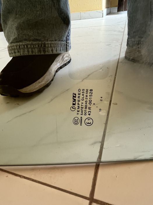 Стекло на Land Rover