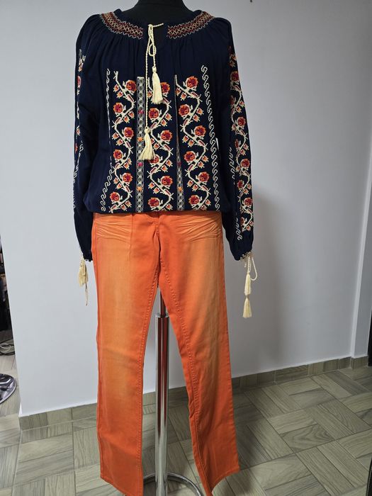 Blugi orange din bumbac, cu strasuri aplicate ;