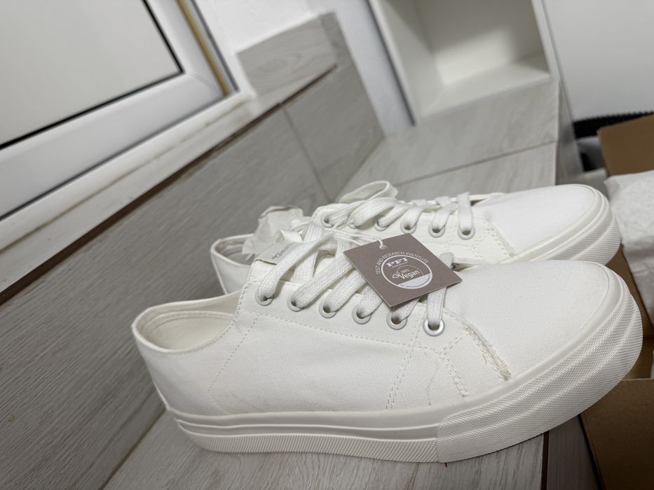 Tenisi Tamaris noi cu eticheta