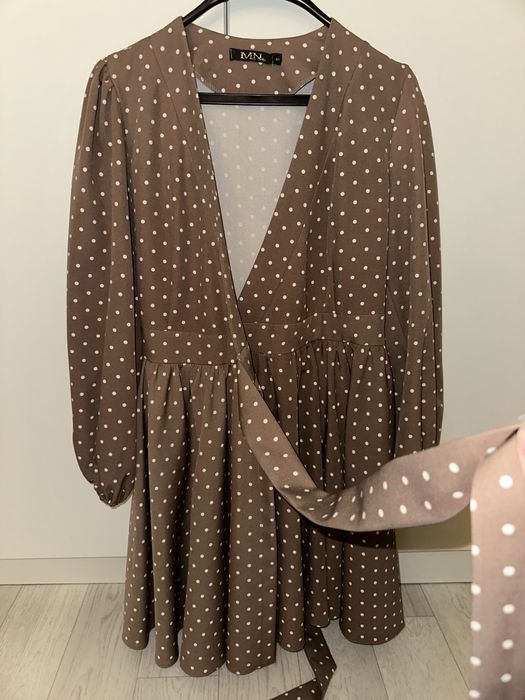 Коричневое платье на запах