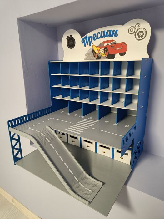 Писта с гаражи, подходяща за колички Hot wheels и по-големи