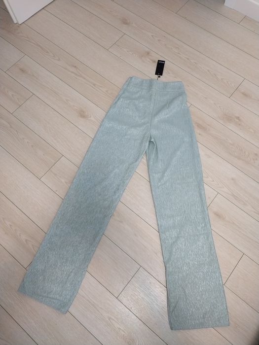 Pantaloni evazați cu talie înaltă