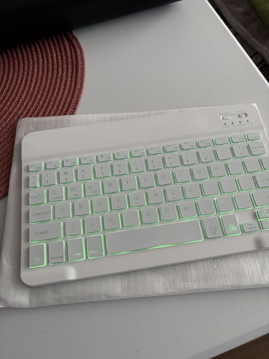 Tastatura bluetooth noua