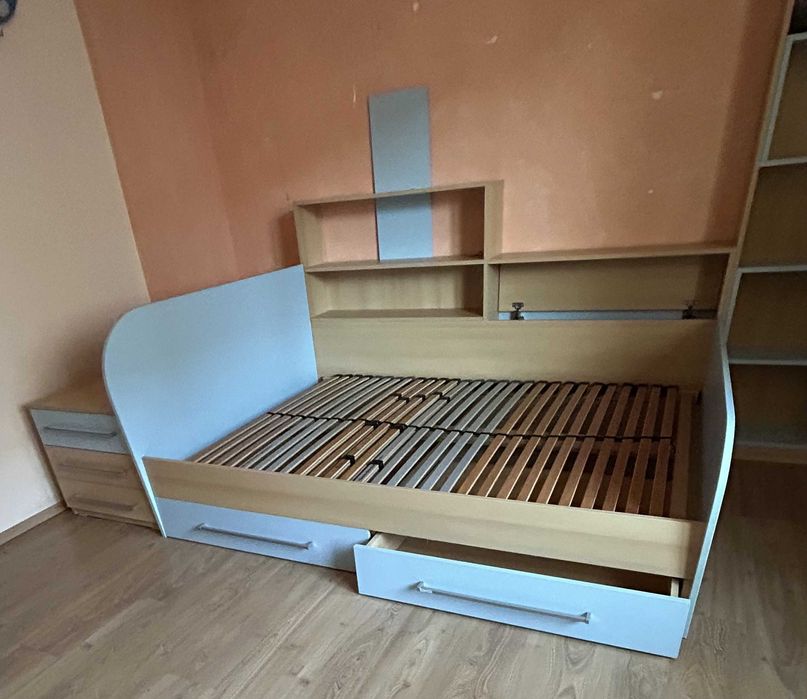 Mobilier camera copii format din pat+somiera, dulap, birou si rafturi.