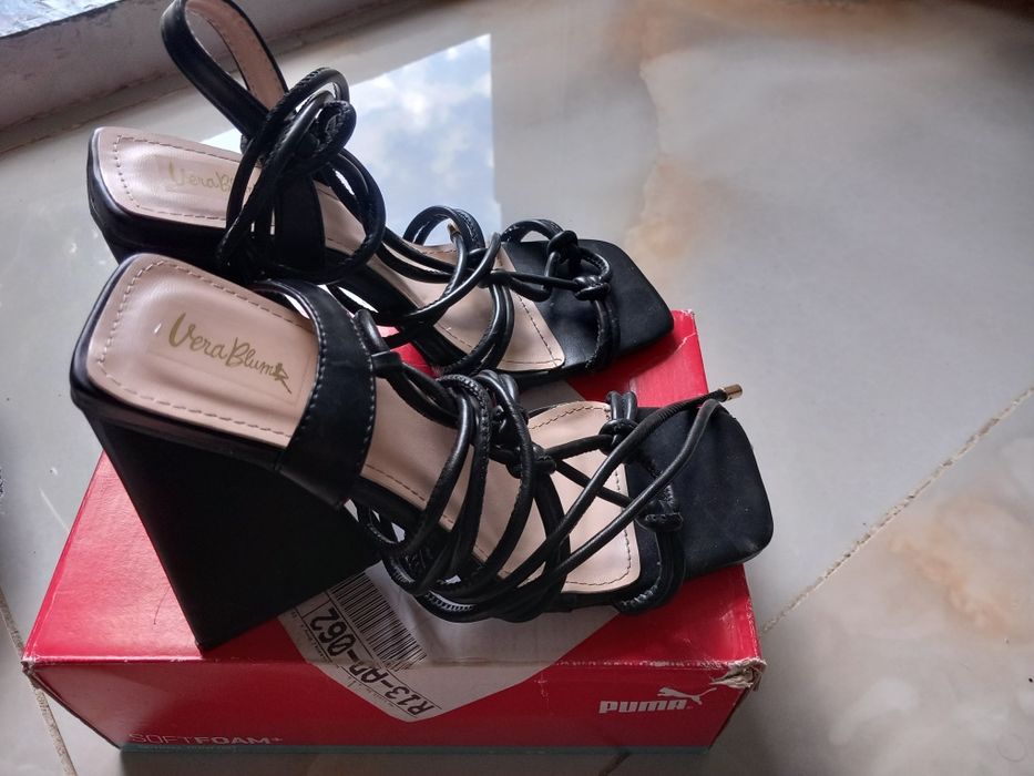 Vând sandale elegante noi mărimea 38 40 lei