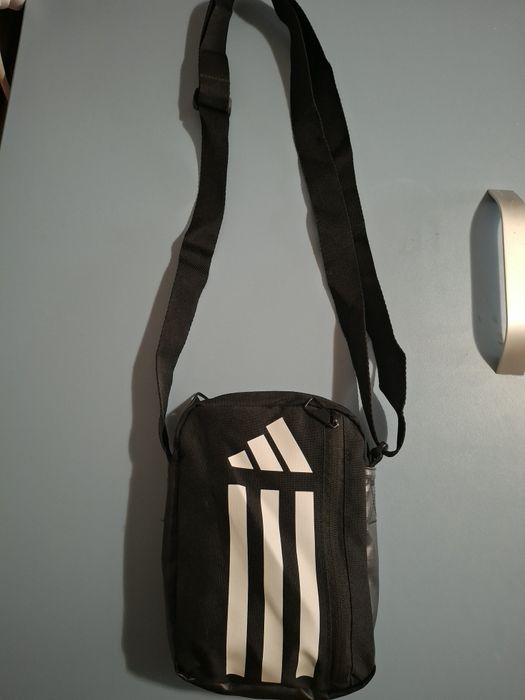 Чисто нова чатна Adidas