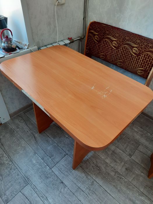 Продам стол и табурет со спинкой