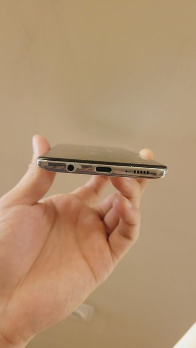Galaxy A51 4/64 holati rasmda krsatilgan