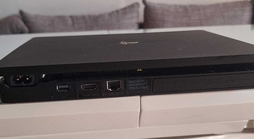 Playstation4 Slim 500GB 2 Контрлера + игри и пълен комплект кабели