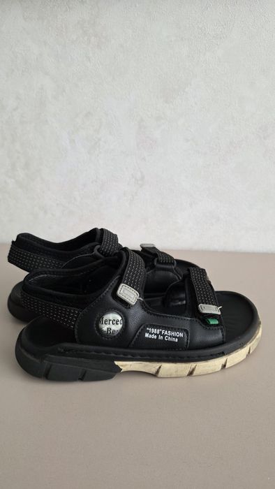 Продам сандалии для мальчика