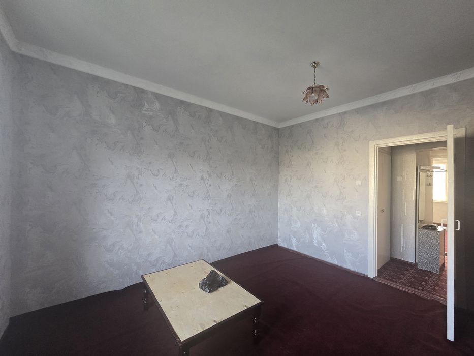 Zudlik bilan frunze massifda 2xonali skvaznoy  6metr veranda sotiladi