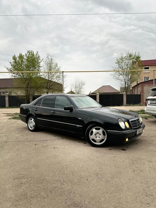Продам  мерседес лупарик Е200. 210кузов.