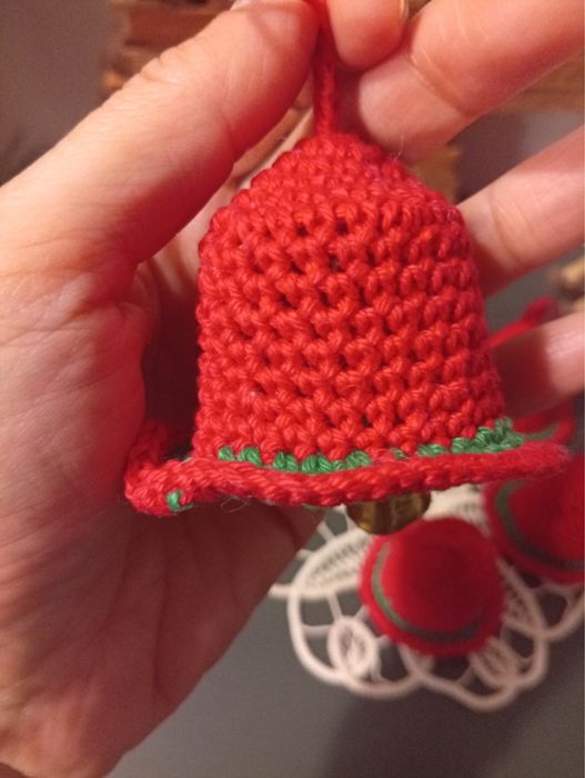 Плетени на една кука камбанки със звънчета