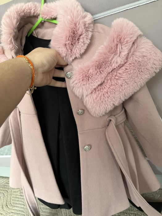 Rozovo palto i cerna eoklya