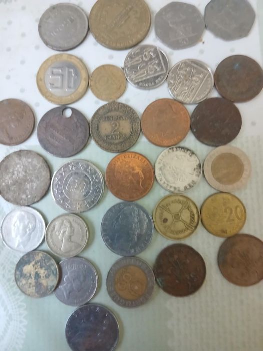 Vând 3 medalii și 86 de monede vechi