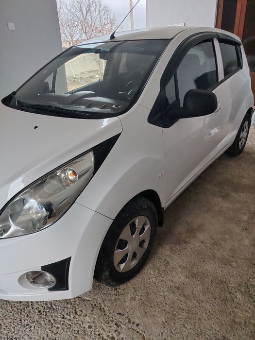 Mashina spark sotiladi