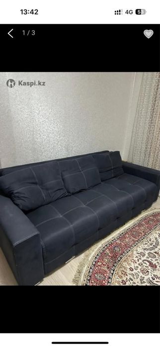 Диван глубокого темно синего цвета.