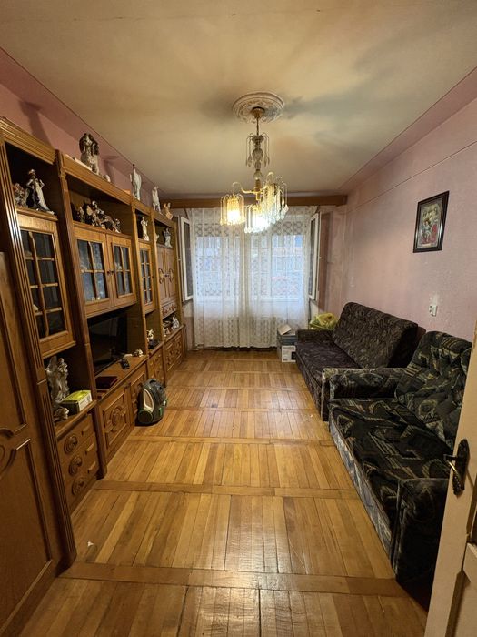Garsonieră spațioasă de vânzare, la parter