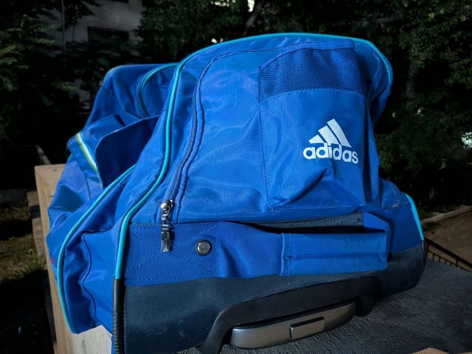 Дорожная сумка Adidas.