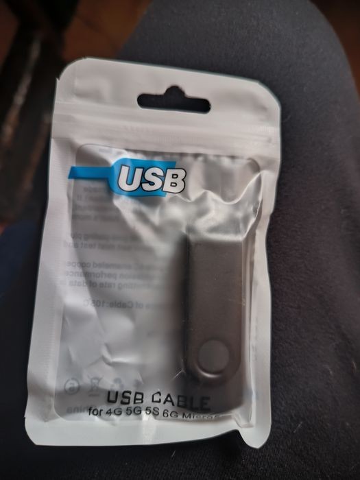 Vând  STICK    de 32 GB cu muzică