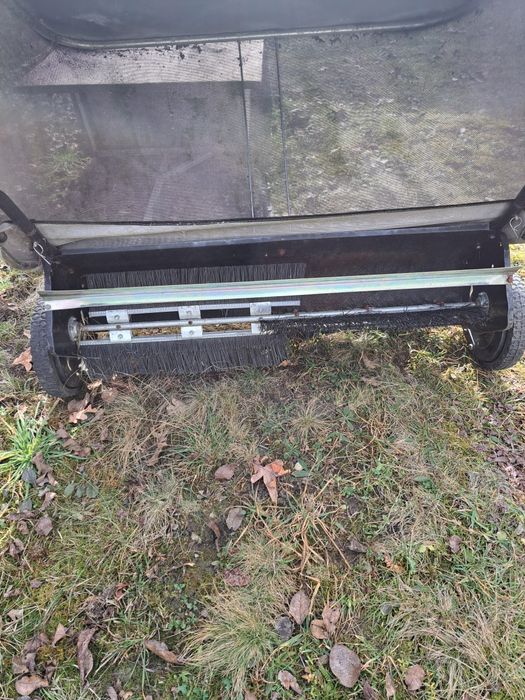 Tractoras tuns gazon cu grebla