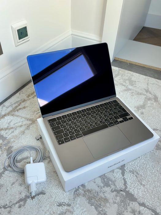 Продам Macbook Air M3 8/256GB 13-inch, 2024. Обмену нет.