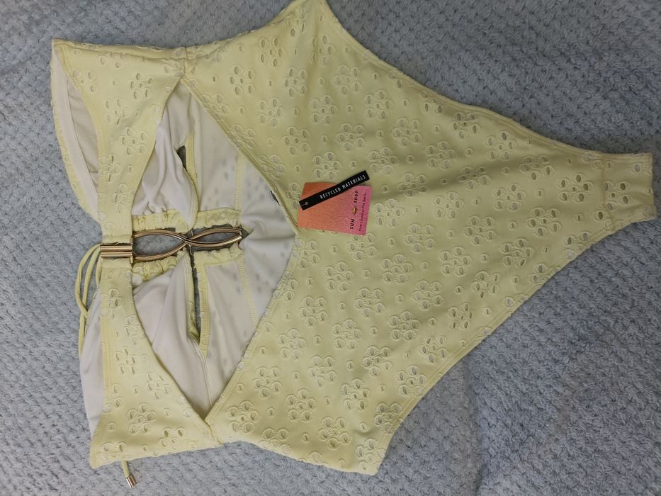 Vând costum de baie nou cu eticheta