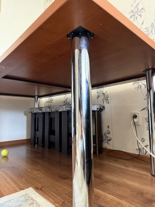 Стол для гостинной или в офис