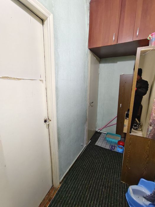 Чиланзар 15.  Продаю 1 комнатная 2 х 6 балкон.  Кирпич