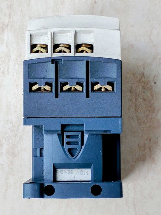 Контактор Telemecanique LC1D18 110V – 8 бр. – много добро състояние