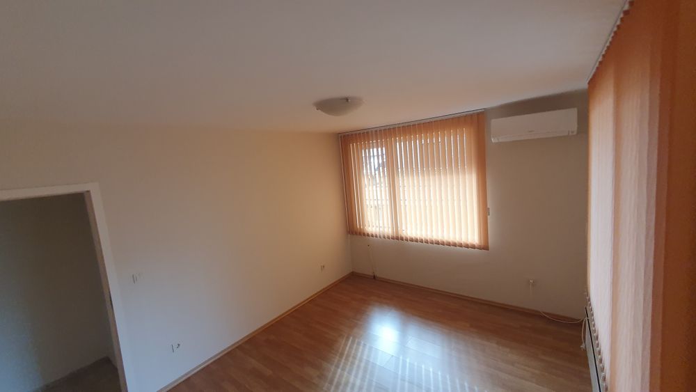 Под наем просторен 3 стаен партерен в кв. Витоша  с обзавеждане