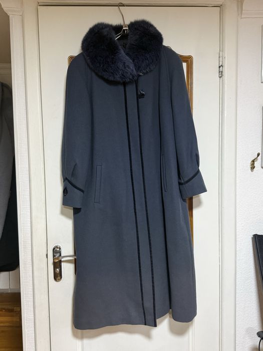 Пальто зимнее с натуральным меховым воротником