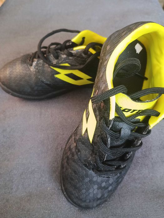 Детски футболни маратонки 30 номер lotto