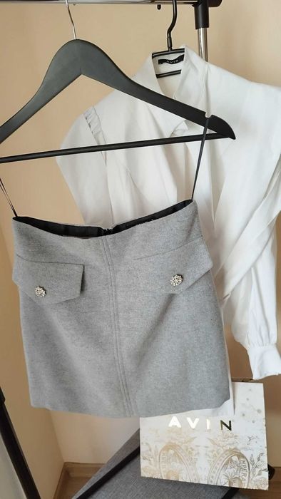 Avin  сет сива къса пола и бяла риза